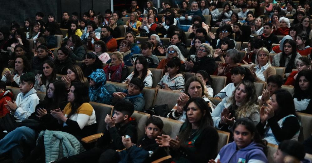 Ms de 100 escuelas participaron del cierre en el Teatro del Municipio