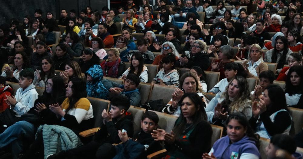 M�s de 100 escuelas participaron del cierre en el Teatro del Municipio