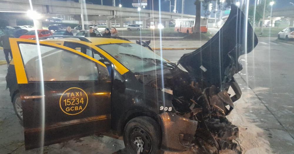 Así quedó el taxi tras el choque