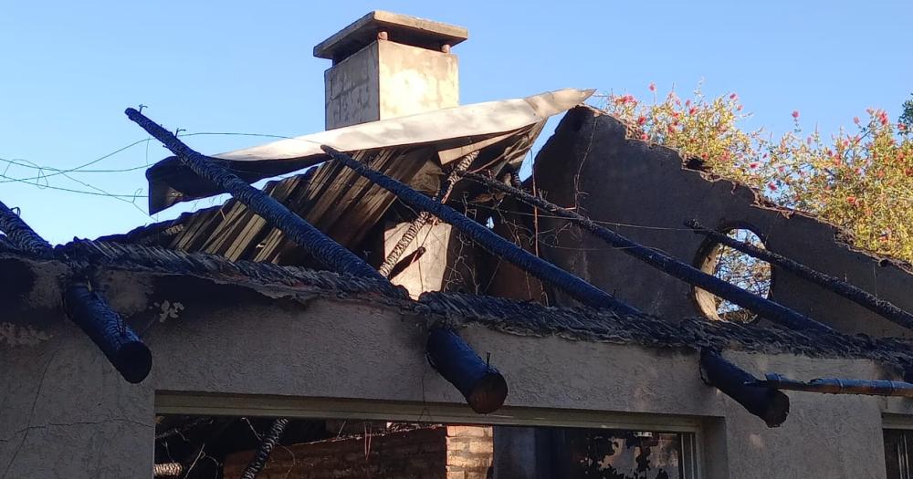 Lomas de Zamora- el quincho de una casa se prendioacute fuego y se derrumboacute