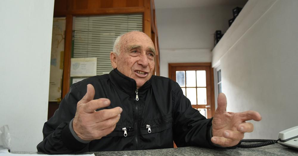 Se dedica desde hace 70 antildeos a hacer mosaicos en Villa Galicia