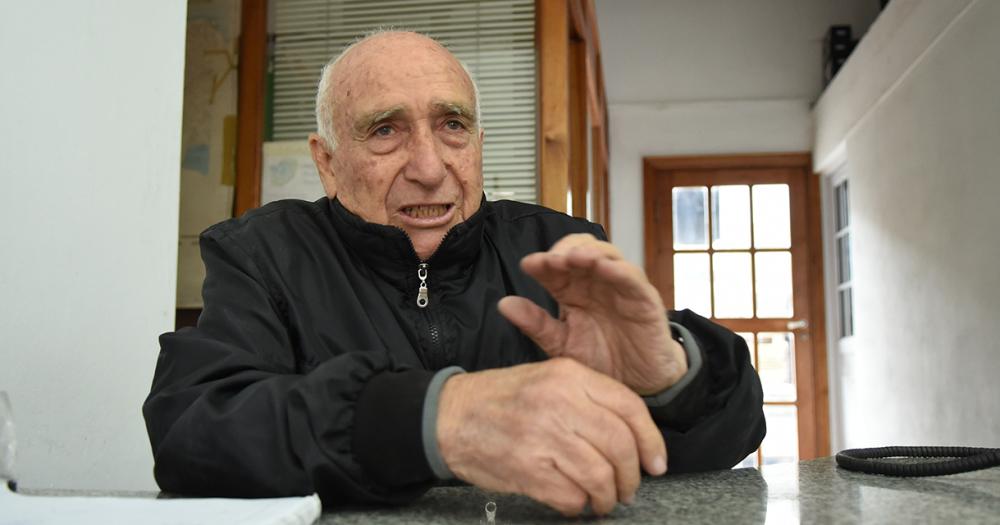 Se dedica desde hace 70 antildeos a hacer mosaicos en Villa Galicia