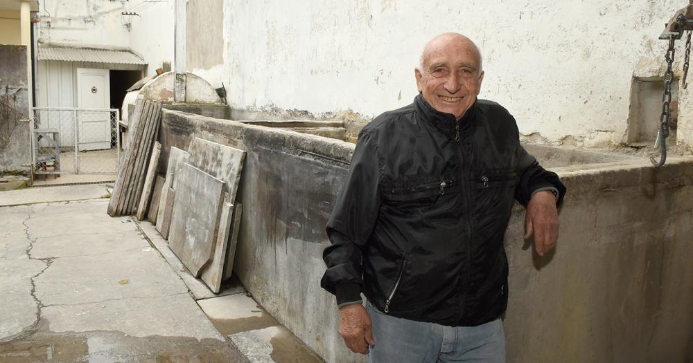 Se dedica desde hace 70 antildeos a hacer mosaicos en Villa Galicia