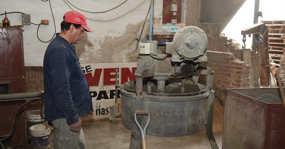 Se dedica desde hace 70 antildeos a hacer mosaicos en Villa Galicia