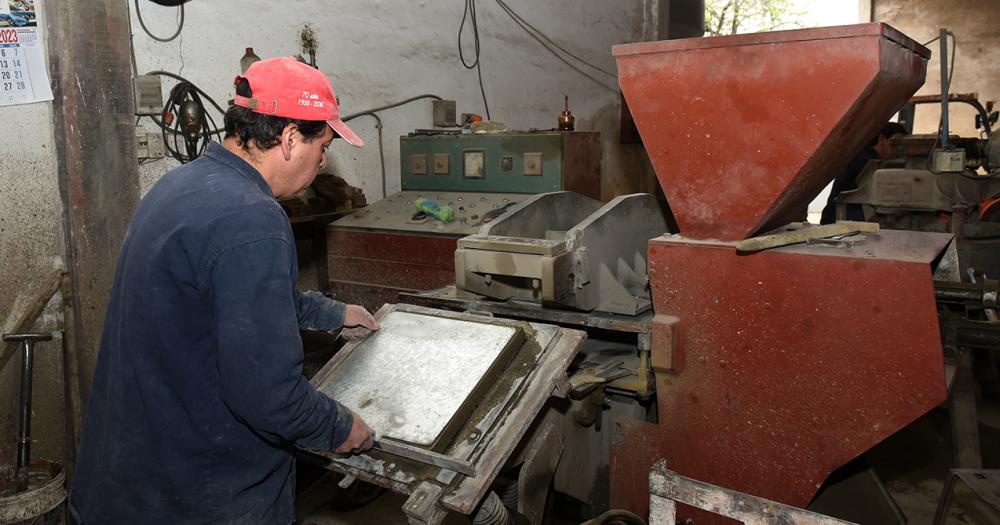 Se dedica desde hace 70 antildeos a hacer mosaicos en Villa Galicia