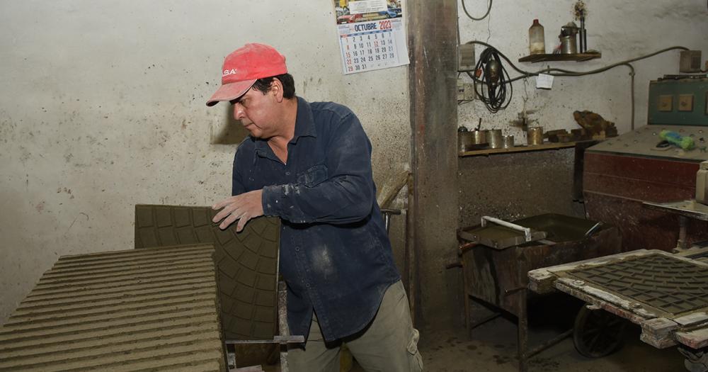 Se dedica desde hace 70 antildeos a hacer mosaicos en Villa Galicia