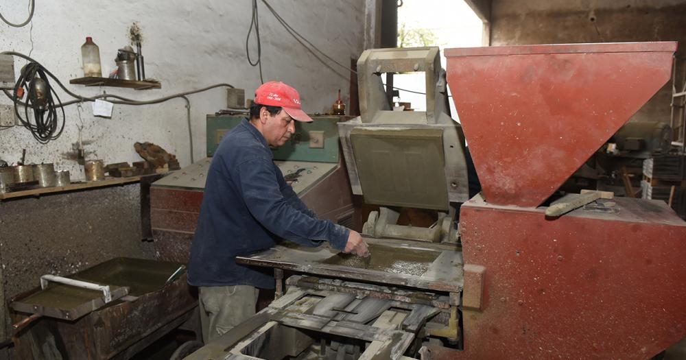 Se dedica desde hace 70 antildeos a hacer mosaicos en Villa Galicia