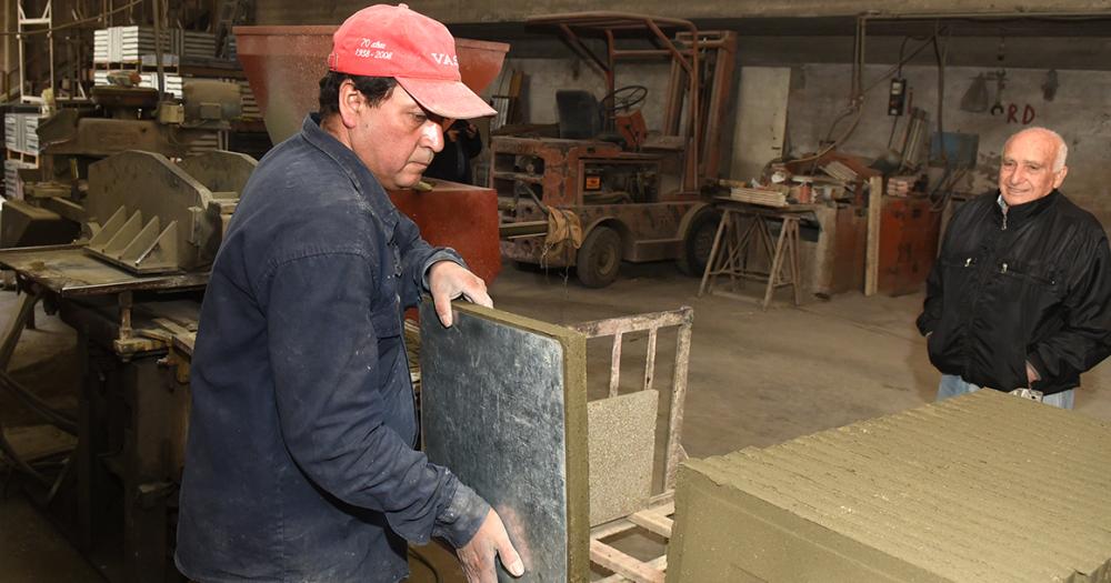 Se dedica desde hace 70 antildeos a hacer mosaicos en Villa Galicia