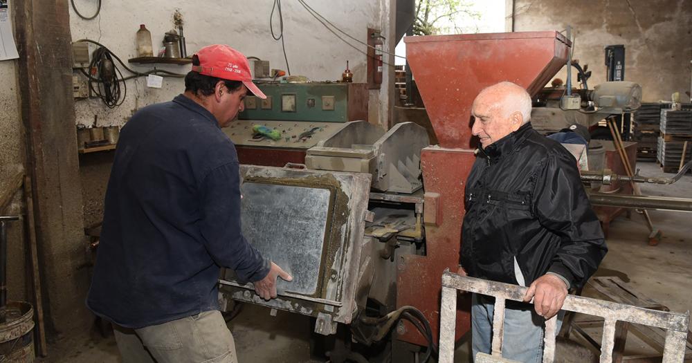 Se dedica desde hace 70 antildeos a hacer mosaicos en Villa Galicia