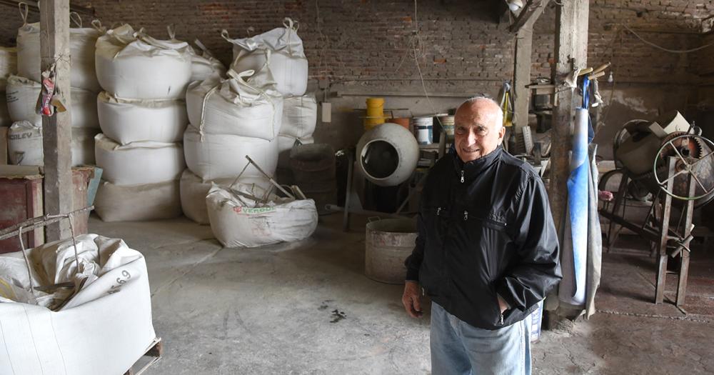 Se dedica desde hace 70 antildeos a hacer mosaicos en Villa Galicia