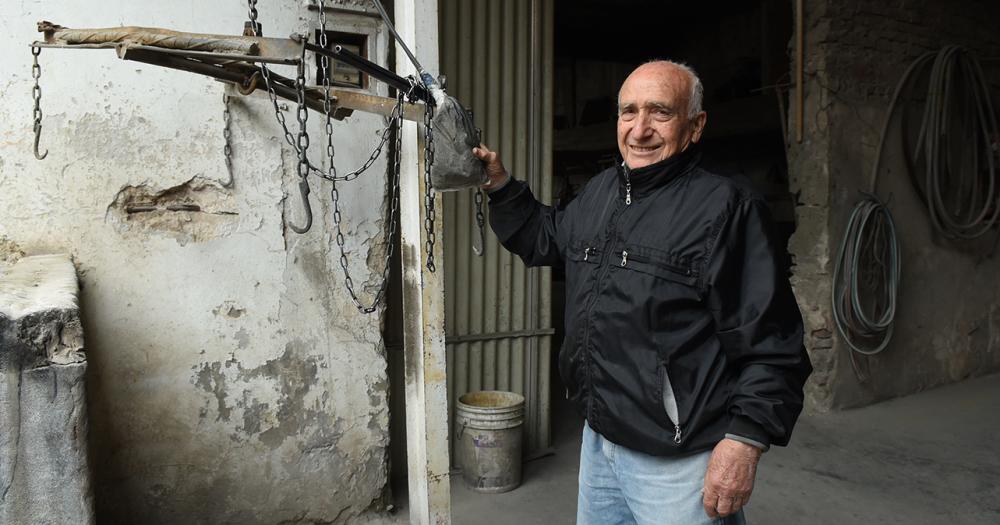 Se dedica desde hace 70 antildeos a hacer mosaicos en Villa Galicia