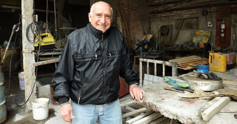 Se dedica desde hace 70 antildeos a hacer mosaicos en Villa Galicia