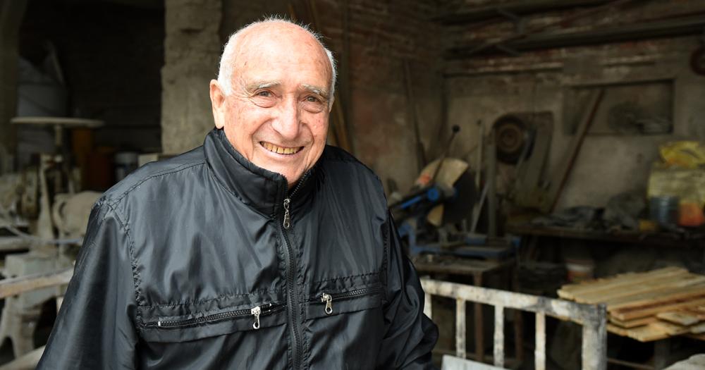 Se dedica desde hace 70 antildeos a hacer mosaicos en Villa Galicia