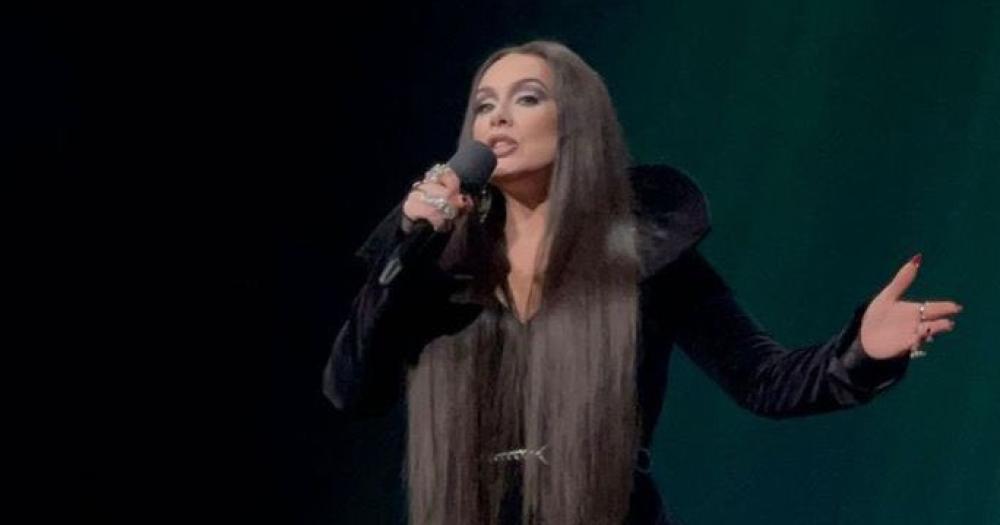 Adele lookeada como la Familia Addams
