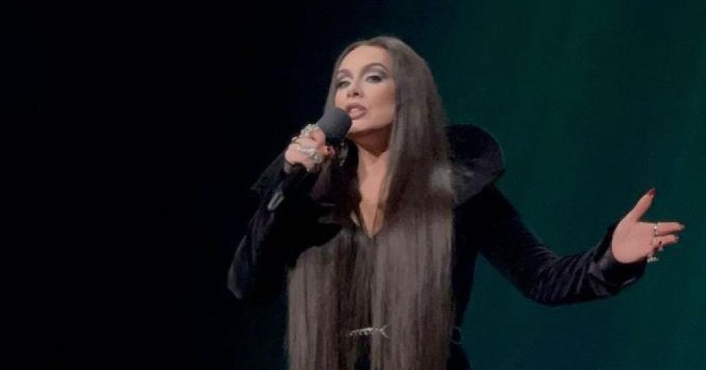 Adele lookeada como la Familia Addams
