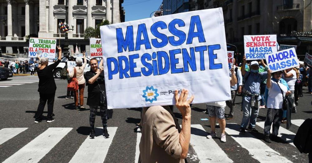 Jubilados hicieron un semaforazo para respaldar a Massa