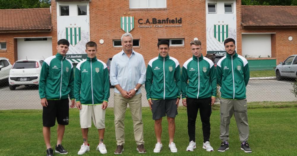 El presidente Eduardo Spinosa posó con los pibes de Banfield