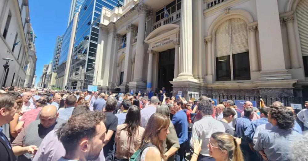 Trabajadores del Banco Central hicieron un abrazo simbólico en contra de Javier Milei