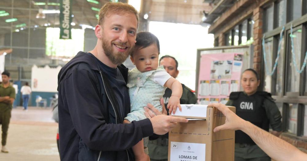 Otermín votando junto a su hija Sofía