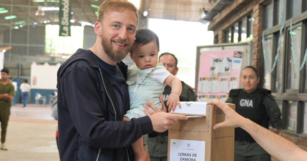 Otermín votando junto a su hija Sofía