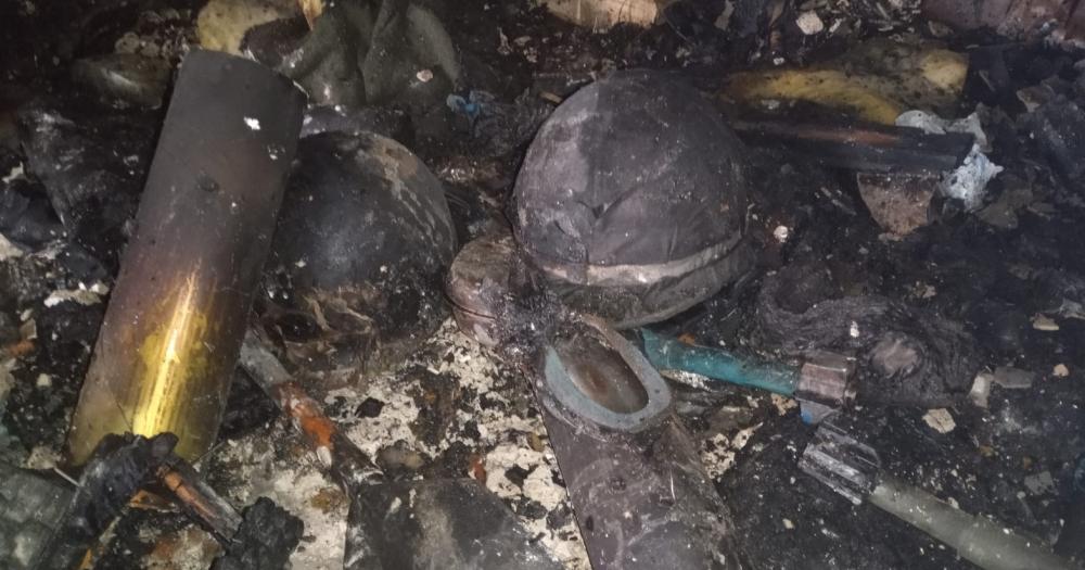 Un casco utilizado por el excombatiente dañado por el fuego