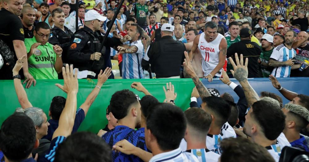 Los jugadores argentinos piden calma mientras la Policía golpea a los hinchas