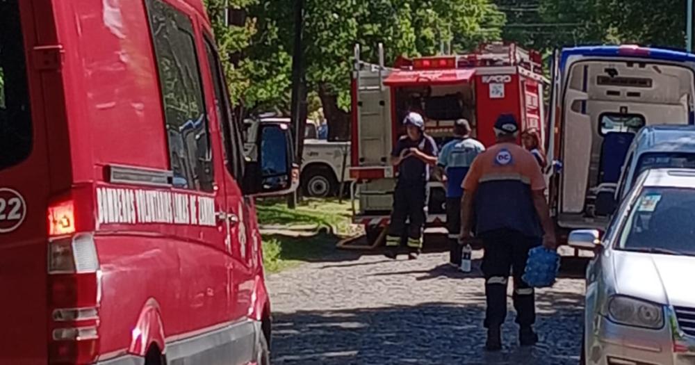 Un incendioacute en una casa en Temperley generoacute una impresionante nube de humo