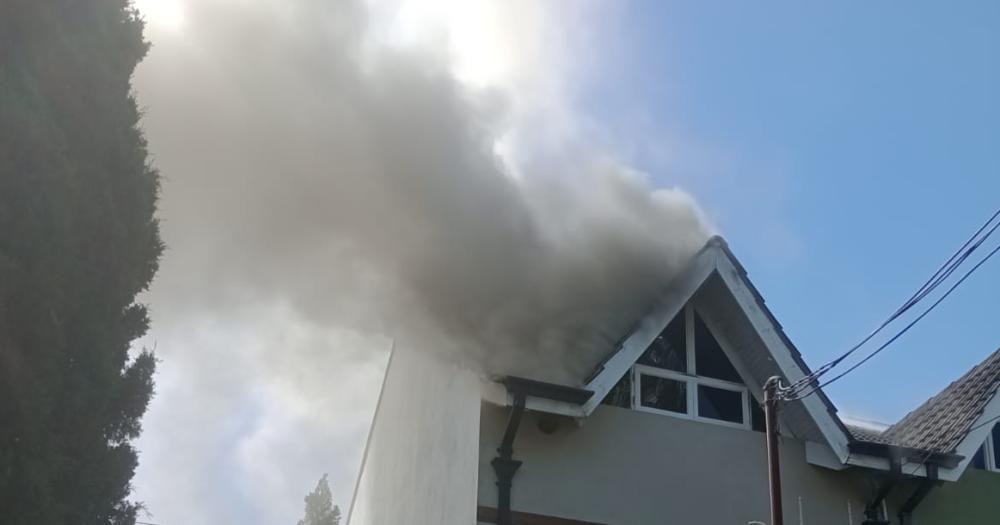 El incendio produjo una enorme nube de humo