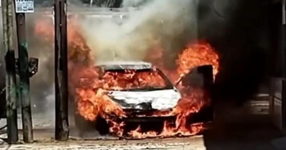 El auto quedó envuelto en llamas