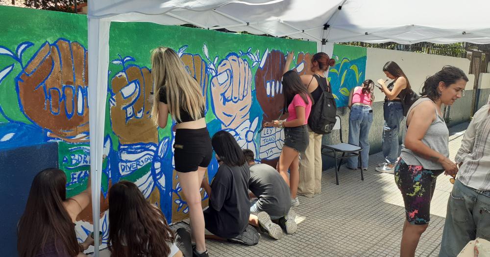 Estudiantes del ENAM se sumaron a la pintada colectiva