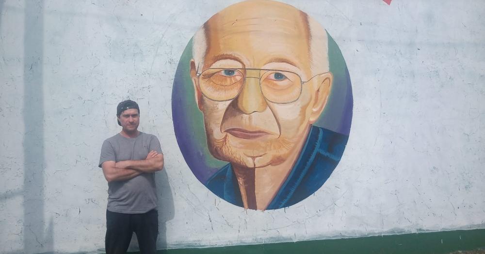 El artista tardó unas dos semanas en concluir el mural que ya se puede apreciar frente al Parque de Llavallol