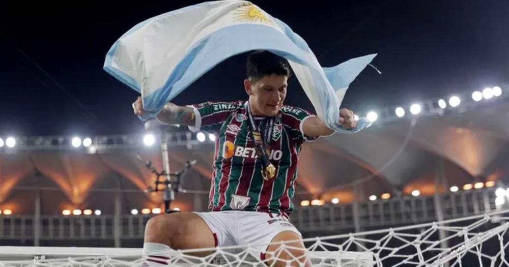 Cano con la bandera de Argentina en la celebración de la Copa Libertadores