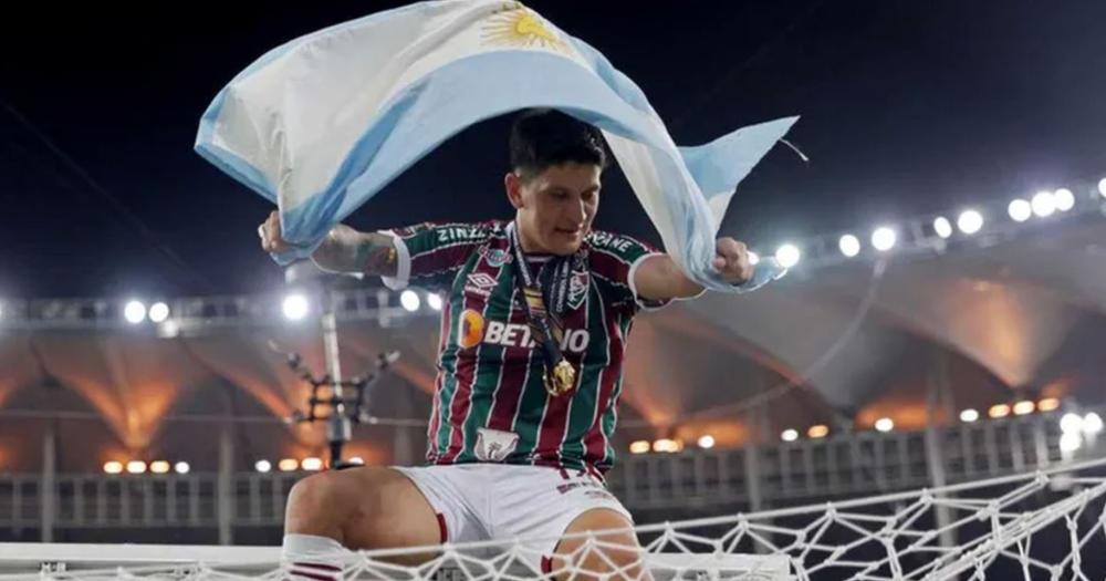 Cano con la bandera de Argentina en la celebración de la Copa Libertadores