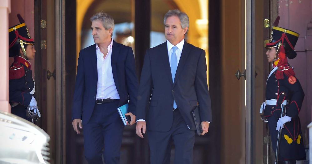 Caputo saliendo de la Casa Rosada