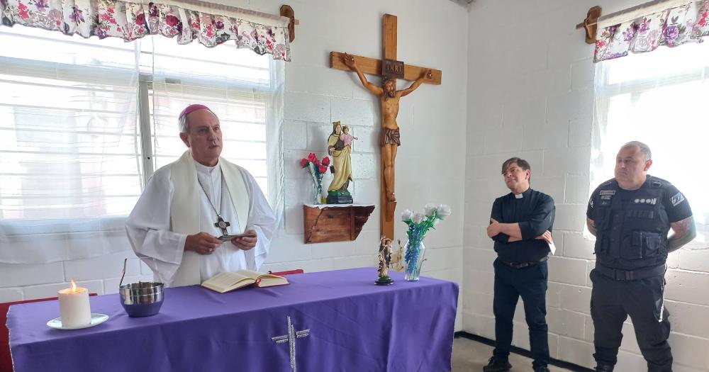 Los internos construyeron una capilla que fue bendecida por el Obispo Lugones