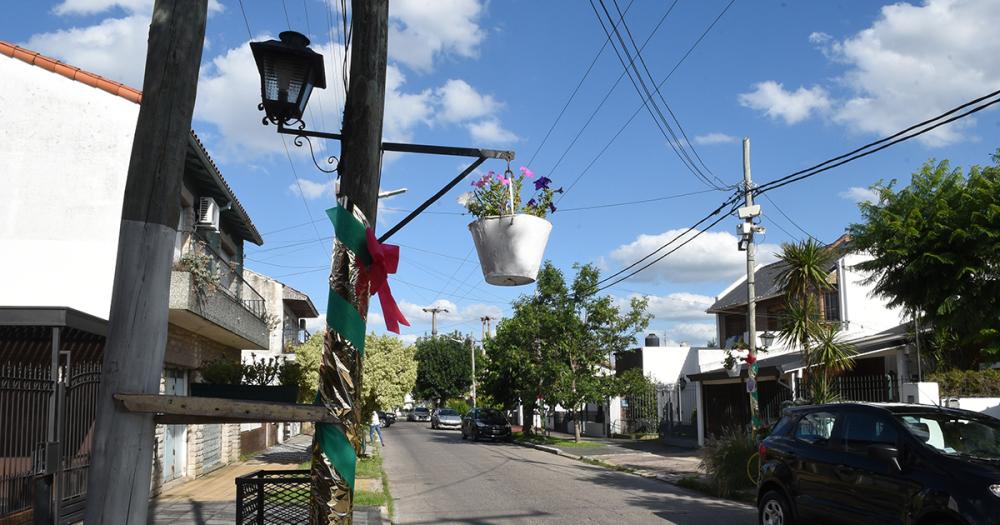 Decoraron las calles de Turdera con adornos de Navidad