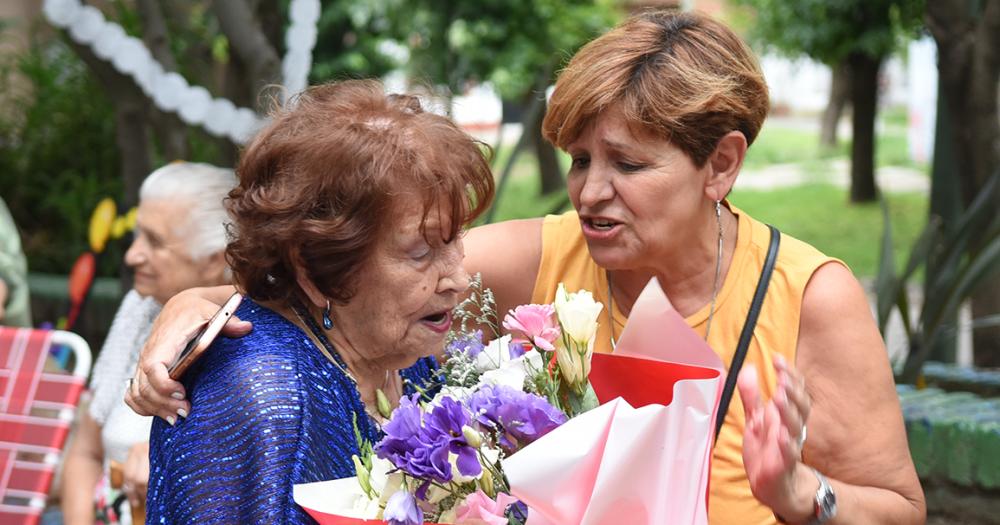 Cumplioacute 100 antildeos y lo festejoacute en la plaza del barrio junto a los vecinos