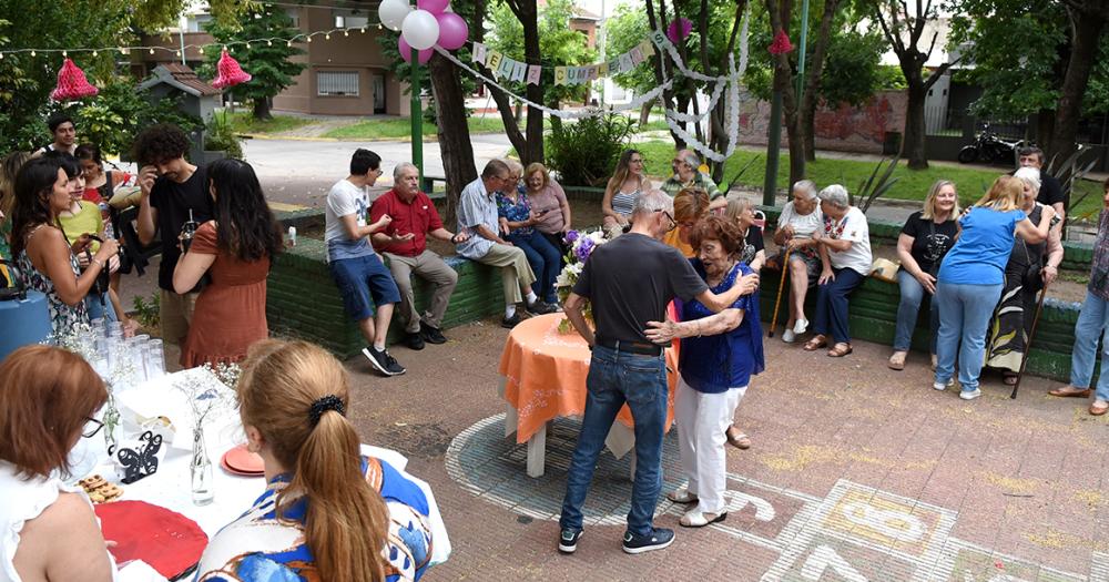 Cumplioacute 100 antildeos y lo festejoacute en la plaza del barrio junto a los vecinos