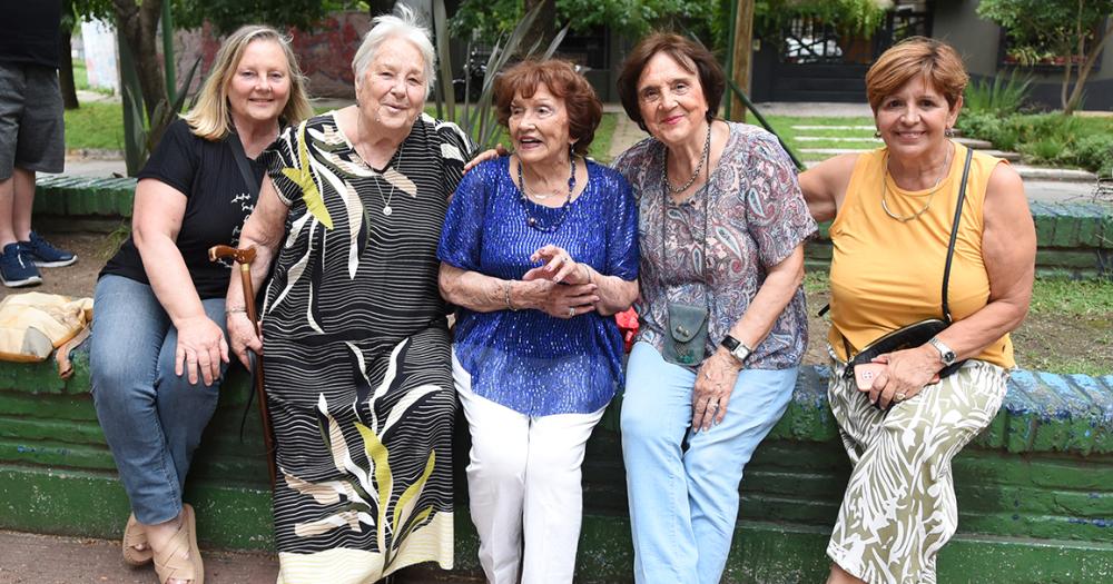 Cumplioacute 100 antildeos y lo festejoacute en la plaza del barrio junto a los vecinos