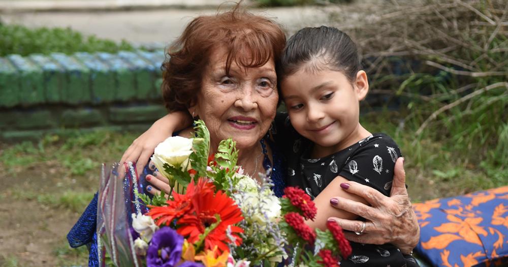 Cumplioacute 100 antildeos y lo festejoacute en la plaza del barrio junto a los vecinos