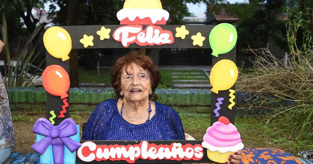 Cumplioacute 100 antildeos y lo festejoacute en la plaza del barrio junto a los vecinos