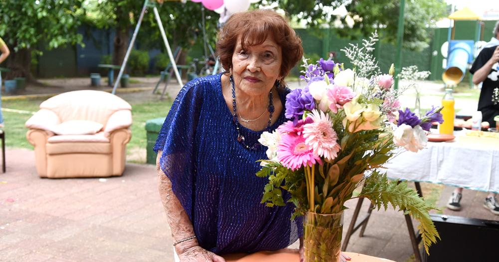 Cumplioacute 100 antildeos y lo festejoacute en la plaza del barrio junto a los vecinos