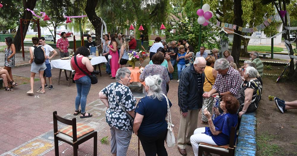 Cumplioacute 100 antildeos y lo festejoacute en la plaza del barrio junto a los vecinos