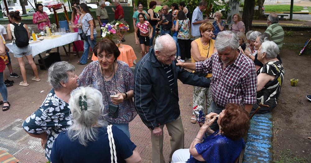 Cumplioacute 100 antildeos y lo festejoacute en la plaza del barrio junto a los vecinos