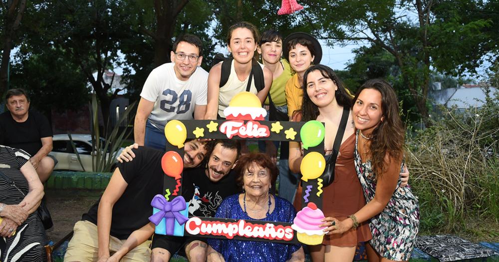 Cumplioacute 100 antildeos y lo festejoacute en la plaza del barrio junto a los vecinos