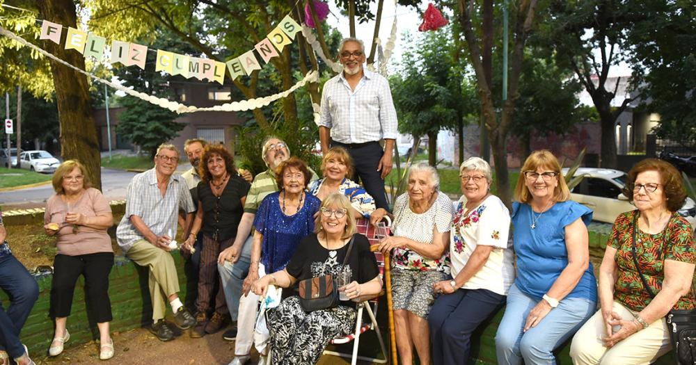 Cumplioacute 100 antildeos y lo festejoacute en la plaza del barrio junto a los vecinos