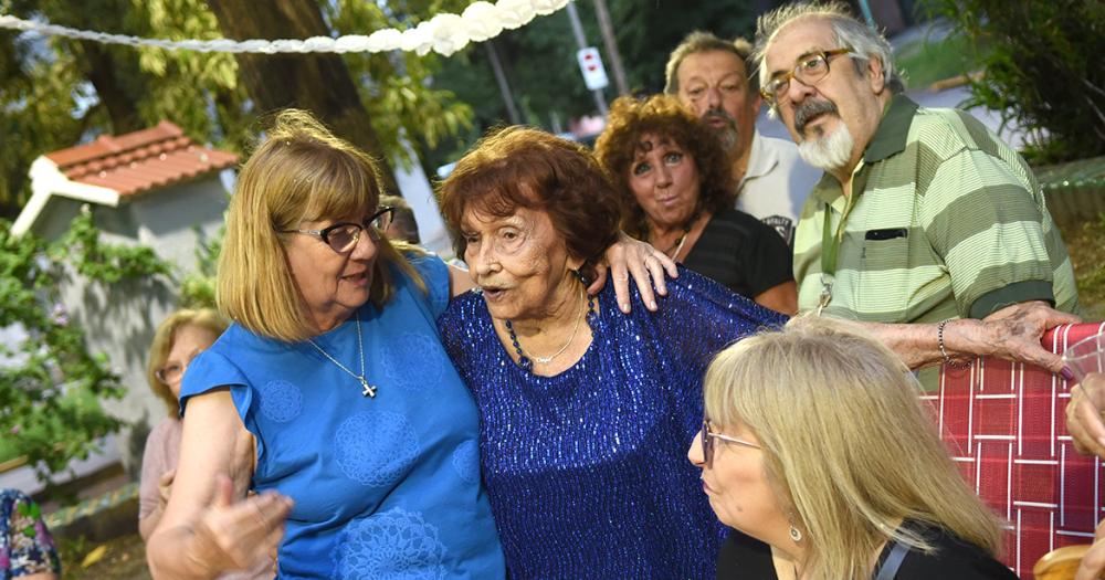 Cumplioacute 100 antildeos y lo festejoacute en la plaza del barrio junto a los vecinos