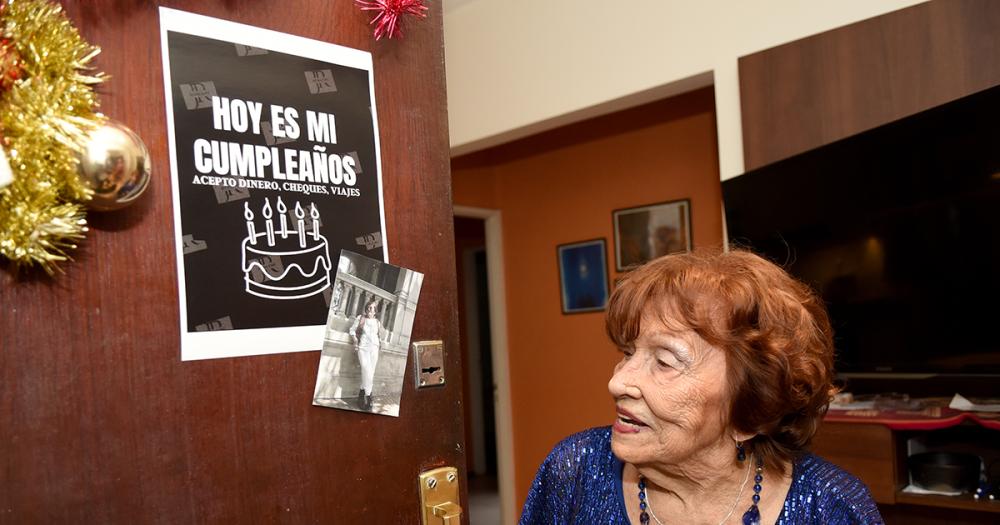Cumplioacute 100 antildeos y lo festejoacute en la plaza del barrio junto a los vecinos