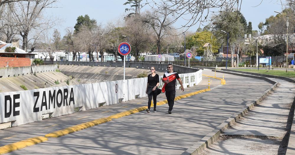 Cientos de vecinos van a caminar al parque