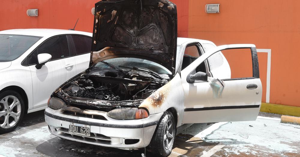 El auto sufrió serios daños por las llamas